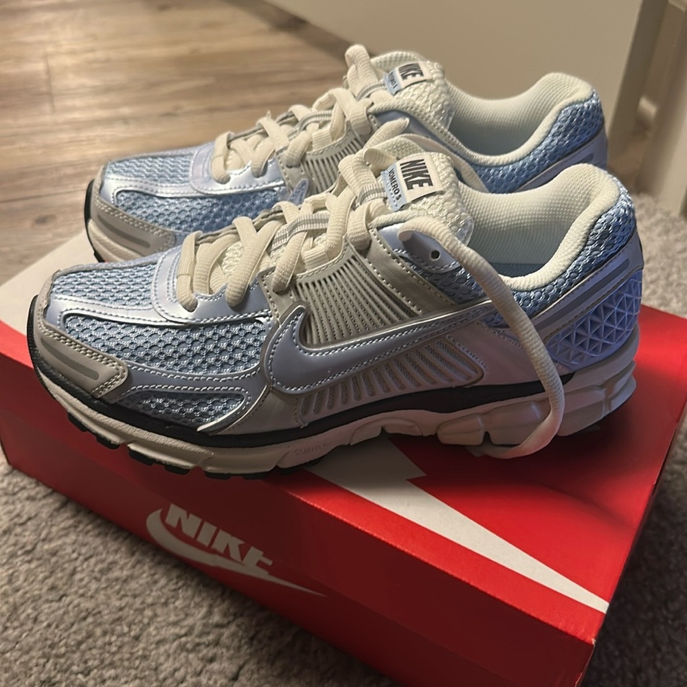 Nike Vomero 5 in Photon Dust/Royal Tint